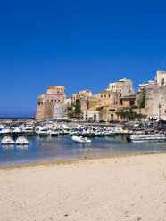 Italy, Sicily, Province of Trapani, Fishing village Castellammare del Golfo, Beach and harbour - AMF003046