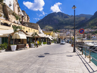 Italien, Sizilien, Provinz Trapani, Fischerdorf Castellammare del Golfo, Promenade und Restaurants - AMF003044