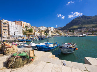 Italien, Sizilien, Provinz Trapani, Fischerdorf Castellammare del Golfo, Hafen - AMF003042