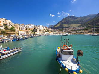 Italien, Sizilien, Provinz Trapani, Fischerdorf Castellammare del Golfo, Hafen - AMF003041