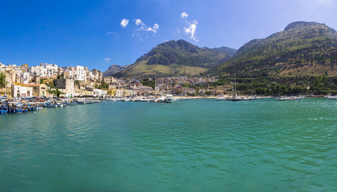 Italien, Sizilien, Provinz Trapani, Fischerdorf Castellammare del Golfo, Hafen, Panorama, lizenzfreies Stockfoto