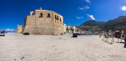 Italien, Sizilien, Provinz Trapani, Fischerdorf Castellammare del Golfo, Arabische Normannenfestung, Panorama - AMF003034