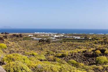 Spanien,Kanarische Inseln, Lanzarote, Costa Teguise, Blick auf Orzola - AMF003101