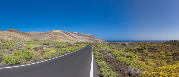 Spanien, Kanarische Inseln, Lanzarote, Küstenstraße bei Costa Teguise - AMF003097