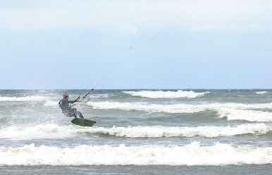 Frankreich, Bretagne, Finistere, Mann kitesurft - LAF001147