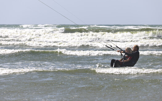 Frankreich, Bretagne, Finistere, Vater und Tochter beim Kitesurfen - LAF001150