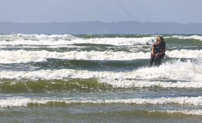 Frankreich, Bretagne, Finistere, Vater und Tochter beim Kitesurfen - LAF001151