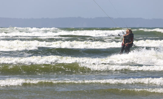 Frankreich, Bretagne, Finistere, Vater und Tochter beim Kitesurfen - LAF001151