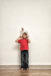 Little boy wearing oversized Christmas cap - MMFF000402