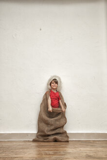 Kleiner Junge mit Weihnachtsmütze in einem Jutesack - MMFF000401
