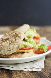 Gericht aus Tofu Rancheros mit Guacamole auf englischen Muffins - HAWF000490