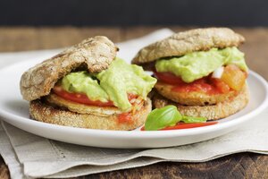 Gericht aus Tofu Rancheros mit Guacamole auf englischen Muffins - HAWF000489