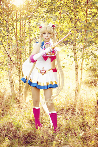 Frau trägt Kostüm von Pretty Guardian Sailor Moon, lizenzfreies Stockfoto