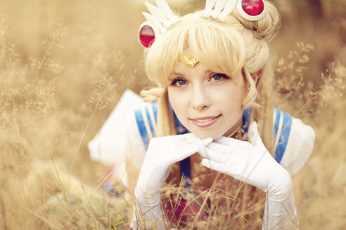 Porträt einer lächelnden Frau im Kostüm von Pretty Guardian Sailor Moon - AFF000097