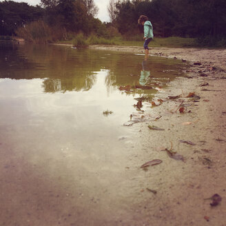 Junge watet im Wasser - AFF000131