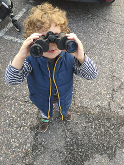 Boy with binoculars - AFF000132