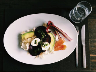 Salat mit Lachs, Rote Bete, Avocado, Nürnberg Deutschland - FLF000531