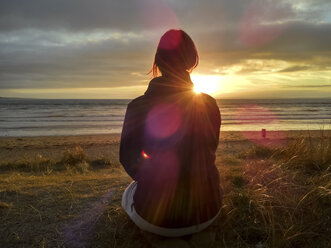 Frankreich, Bretagne, Finistere, Frau am Strand bei Sonnenuntergang - LAF001165