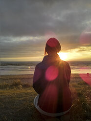 Frankreich, Bretagne, Finistere, Frau am Strand bei Sonnenuntergang - LAF001166