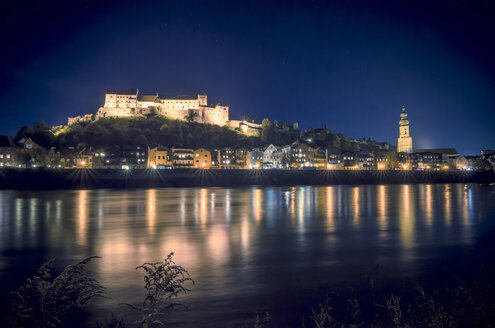 Deutschland, Bayern, Burghausen, Blick auf Altstadt mit Burganlage an der Salzach bei Nacht - OPF000022