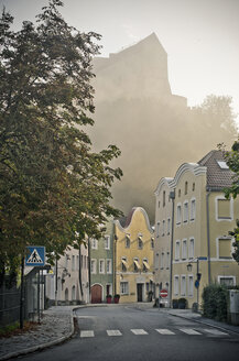Deutschland, Bayern, Burghausen, Altstadt und Burganlage im Nebel - OPF000025