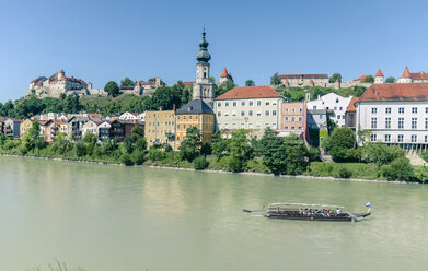 Germany, Bavaria, Burghausen, View to Old town with castle complex at Salzach river - OP000026