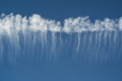 Deutschland, Wolkenformation am blauen Himmel - OPF000028