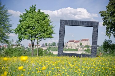 Deutschland, Bayern, Burghausen, Blick auf die Burganlage durch einen Rahmen - OP000029