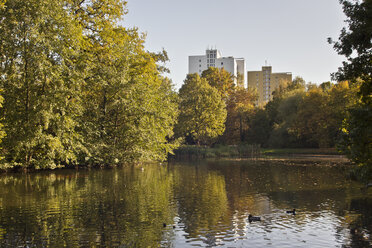 Germany, Saxony, Leipzig, Johannapark and pond in autumn - MEL000039