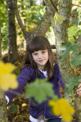 Porträt eines Mädchens im herbstlichen Wald - LVF002078