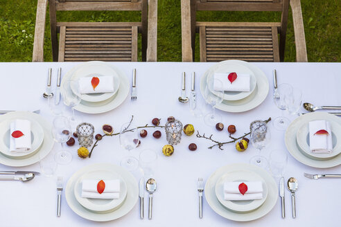 Herbstlich gedeckter Tisch im Garten - WDF002729