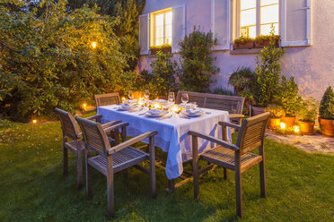 Herbstlich gedeckter Tisch im Garten am Abend - WDF002733