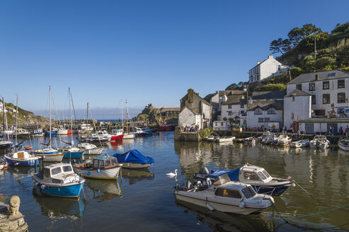 UK, Cornwall, Polperro, Fischerboote im Hafen - FRF000035