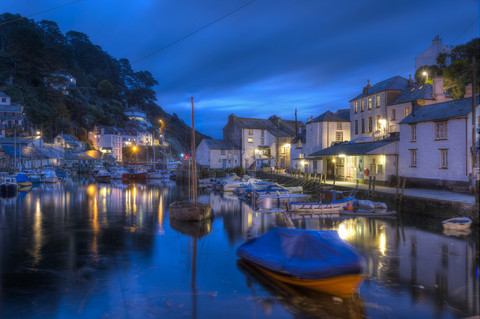 UK, Cornwall, Polperro, Fischerboote im Hafen bei Nacht, lizenzfreies Stockfoto