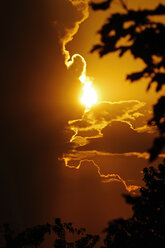 Deutschland, Nordrhein-Westfalen, Minden, Gewitterwolken bei Sonnenuntergang - HOHF001074