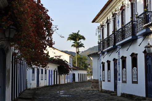 Brasilien, Bundesstaat Rio de Janeiro, Paraty, Gasse in der historischen Altstadt - FLK000528