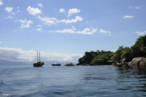 Brasilien, Bundesstaat Rio de Janeiro, Paraty, Ausflugsboote auf dem Meer - FLKF000524