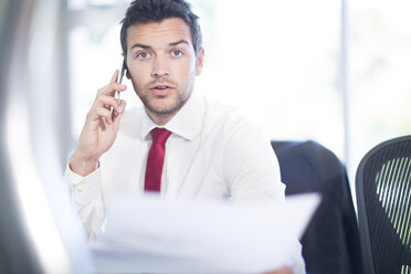 Geschäftsmann am Telefon im Büro - ZEF002151