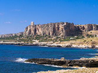 Italien, Sizilien, Provinz Trapani, Bergmassiv mit Castell bei San Vito lo Capo - AMF003086