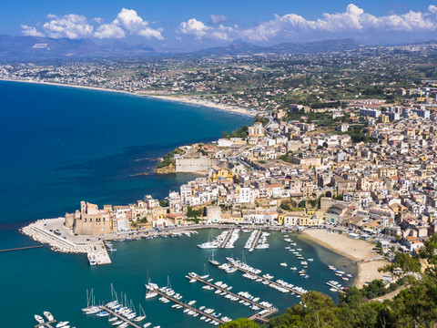 Italien, Sizilien, Stadtbild von Castellammare del Golfo mit Festung und Hafen, lizenzfreies Stockfoto