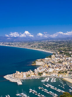 Italien, Sizilien, Stadtbild von Castellammare del Golfo mit Festung und Hafen - AMF003074