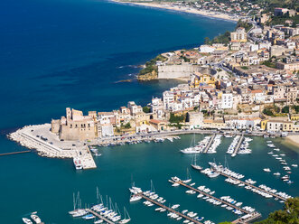 Italy, Sicily, Townscape of Castellammare del Golfo with fort and harbor - AMF003073