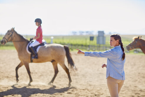 Kutsche und Mädchen auf Pferd auf dem Reitplatz - ZEF001709