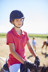 Porträt eines selbstbewussten Mädchens auf einem Pferd - ZEF001716