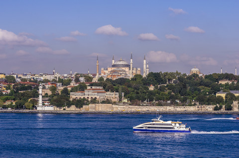 Türkei, Istanbul, Blick auf die Sultan-Ahmed-Moschee, lizenzfreies Stockfoto