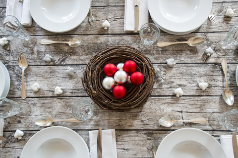 Gedeckter Tisch mit Weihnachtsdekoration, lizenzfreies Stockfoto