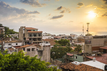 Mexiko, Jalisco, Blick auf Puerto Vallarta bei Sonnenuntergang - ABAF001542