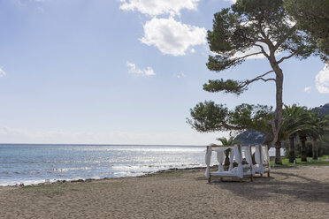 Spanien, Balearen, Mallorca, Canyamel, Strand und Liegestühle - HLF000755