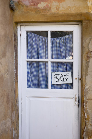 Spanien, Balearische Inseln, Mallorca, Arta, Tür mit Schild Nur Personal, lizenzfreies Stockfoto