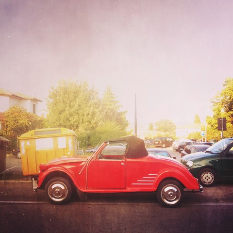 Italien, Pienza, Rotes Citroen Cabrio, lizenzfreies Stockfoto